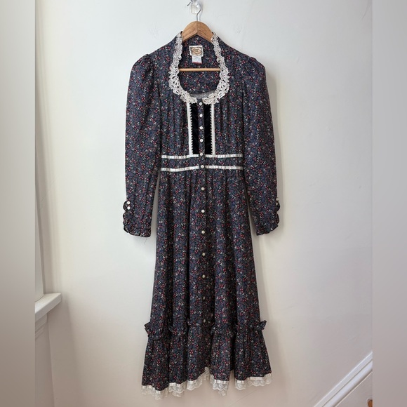 1970s Gunne Sax Floral Prairie Dress - Picture 4 of 11